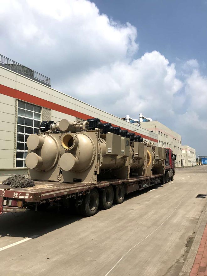 董家口港双星工厂内海尔大型机组设备搬运，就位现场